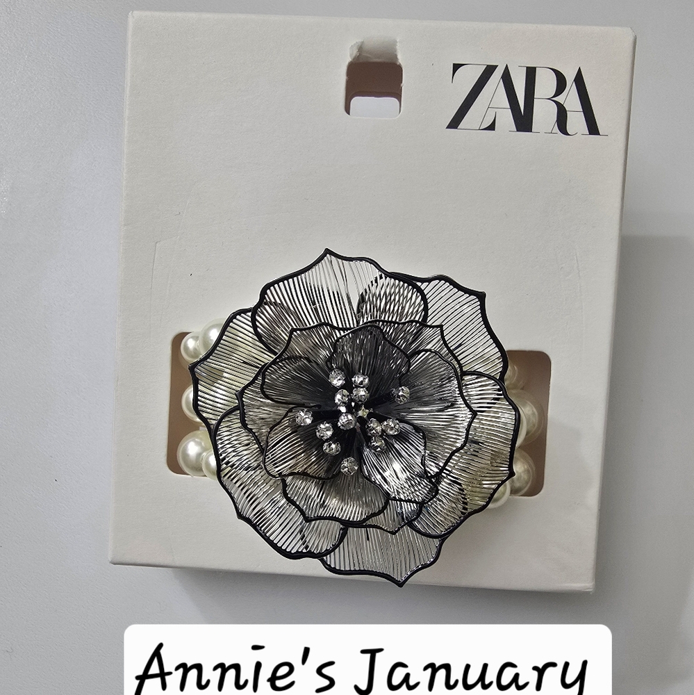ZARA Shimmery Floral Pearl Bracelet (Silver, One Size) - Picture 6 of 7